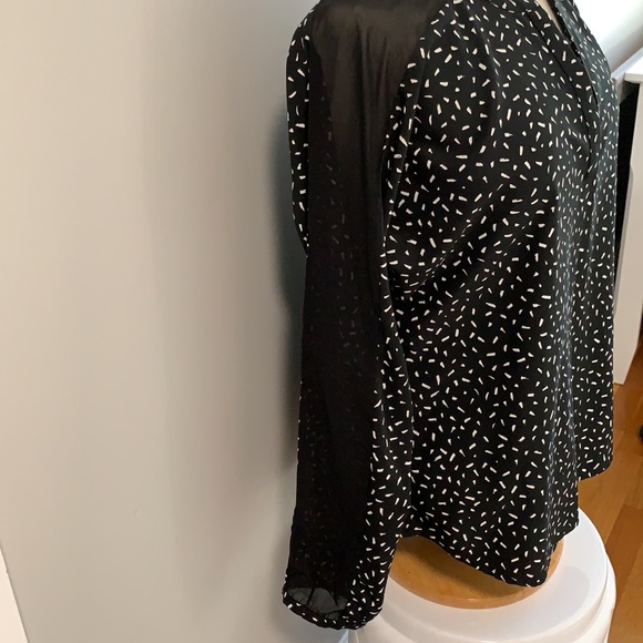 Banana Republic V-Neck Blouse in Black & White - Picture 3 of 7